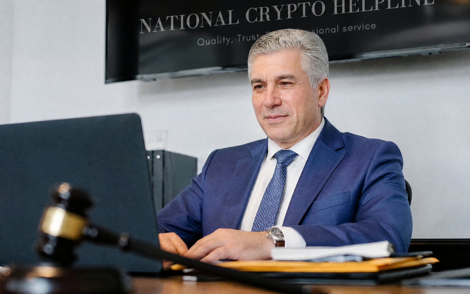 Марк Крамер за рабочим столом